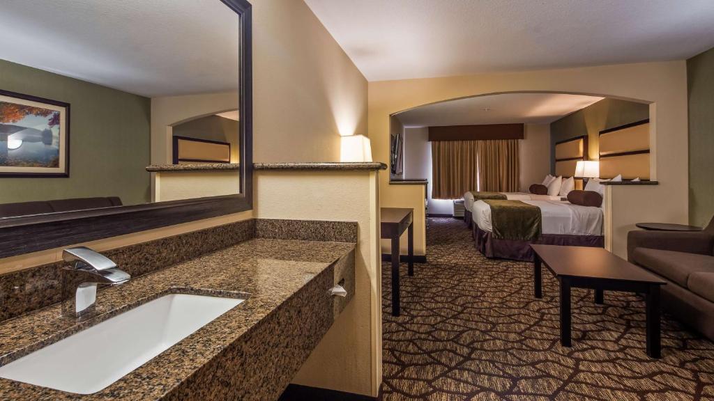 Best Western PLUS Vancouver Mall Hotel Main image 2